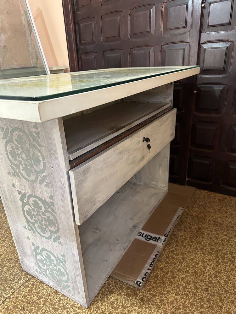 Бюро hand made,използвано в магазин с подвижен рафт за клавиатура