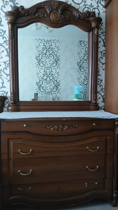 Продается Комод с 3 полками