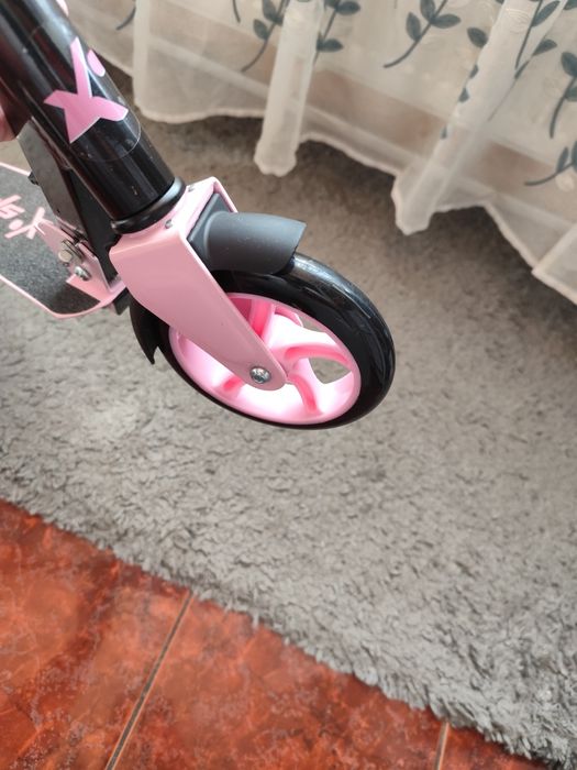 De vânzare trotineta  fetițe noua
