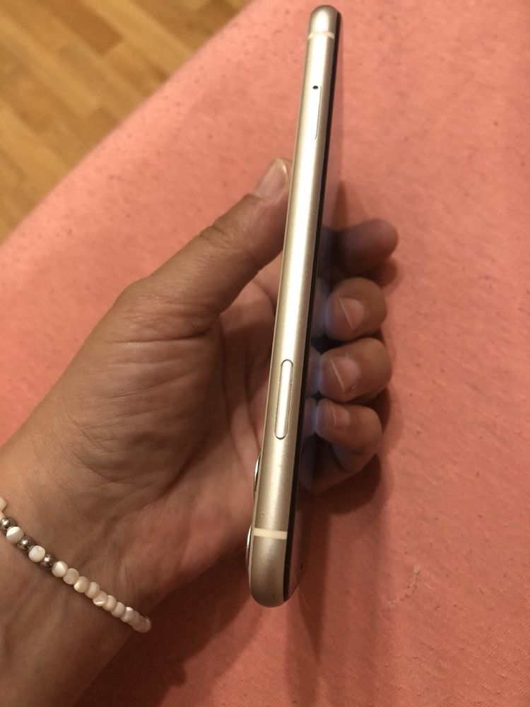 Продавам IPhone 11