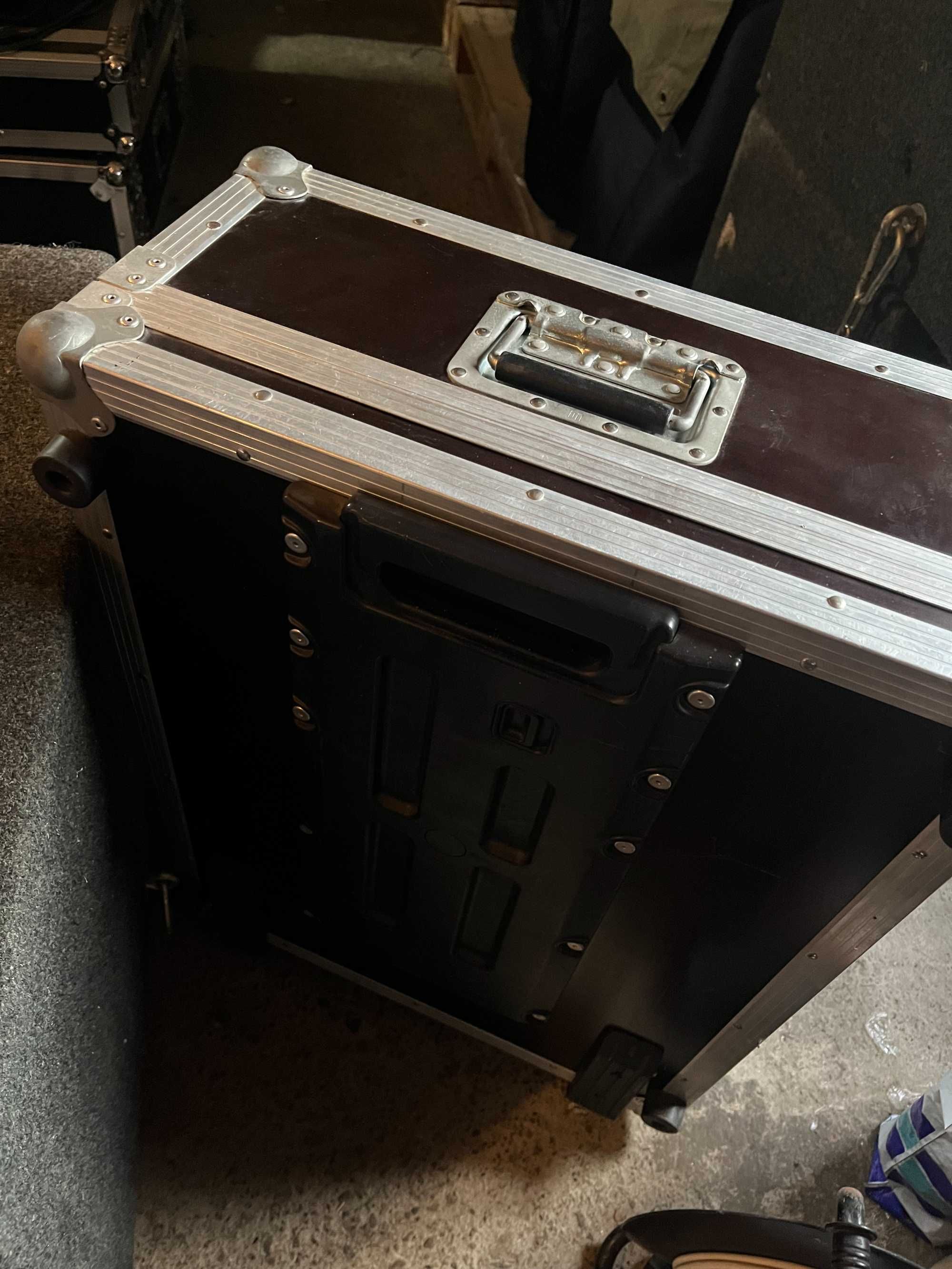 Продавам Flight Case тип куфар за Dynacord Powermate 1600-2
