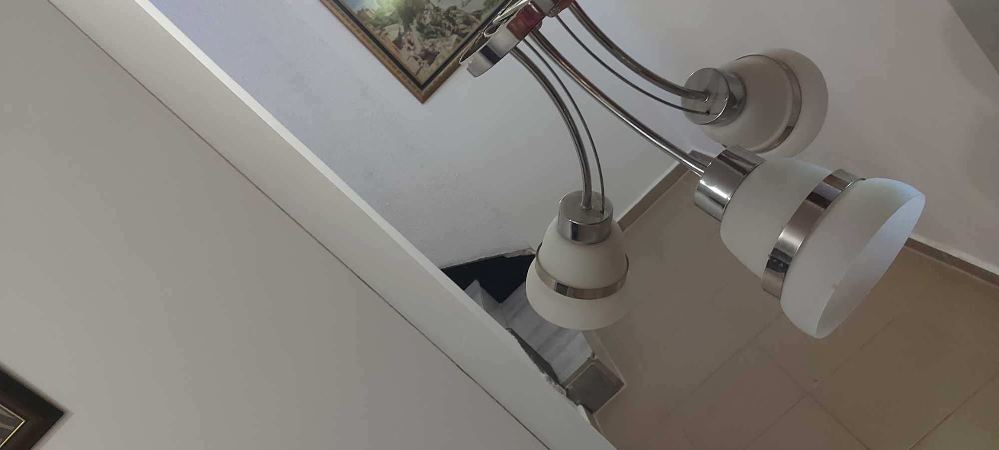 Продавам два броя еднакви лампи.