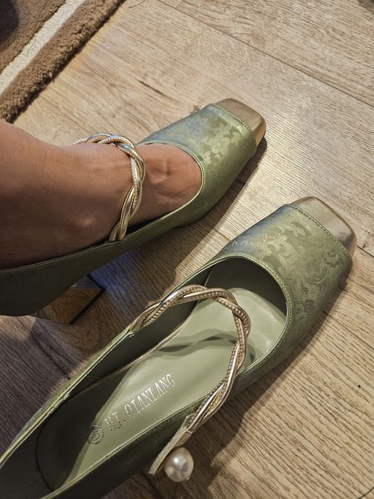 Vand pantofi deosebiti