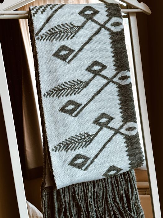 Шал с вълна и народни шевици