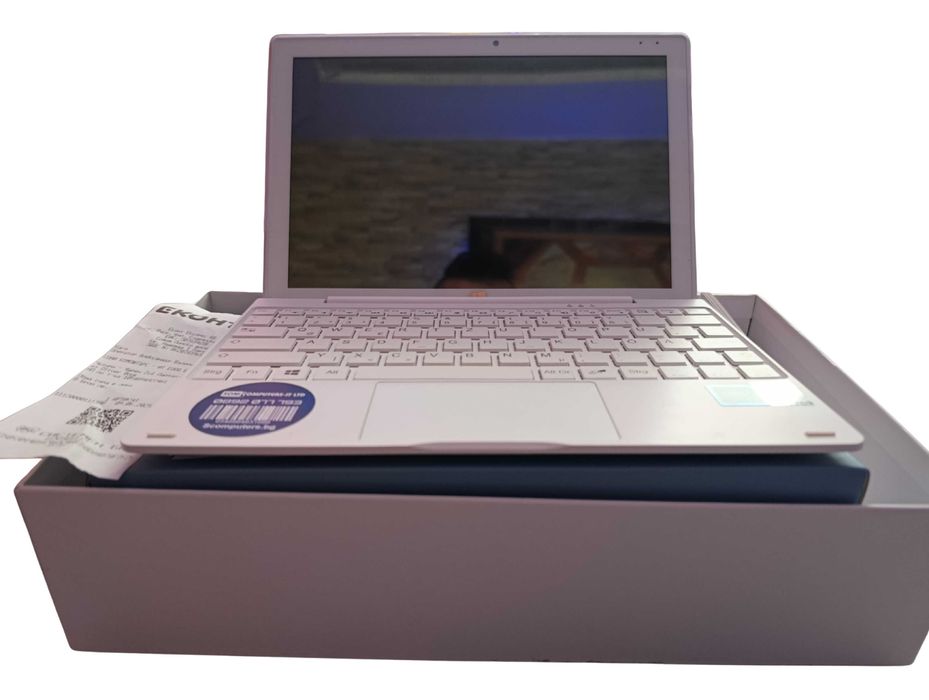 Четири – Ядрен 2v1 Лаптоп-таблет Oliver Book