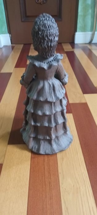 Statuie din Lut ,Semnata