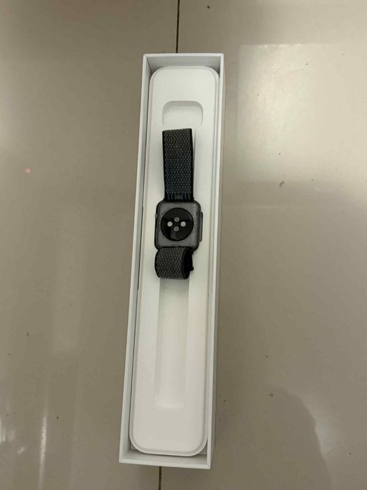 Aplle Watch are cutia nu am incarcator dar e functional nu are cont