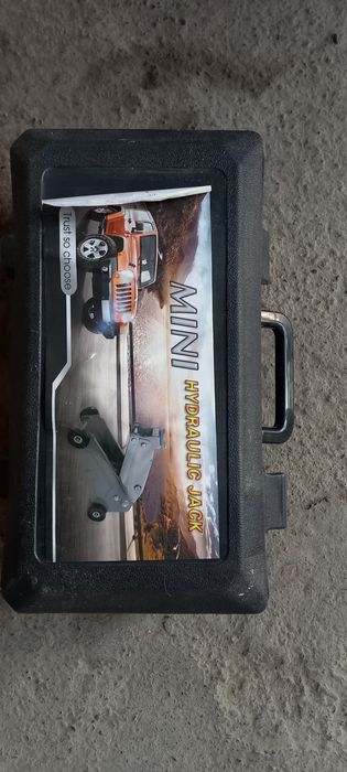 Домкрат сотилади