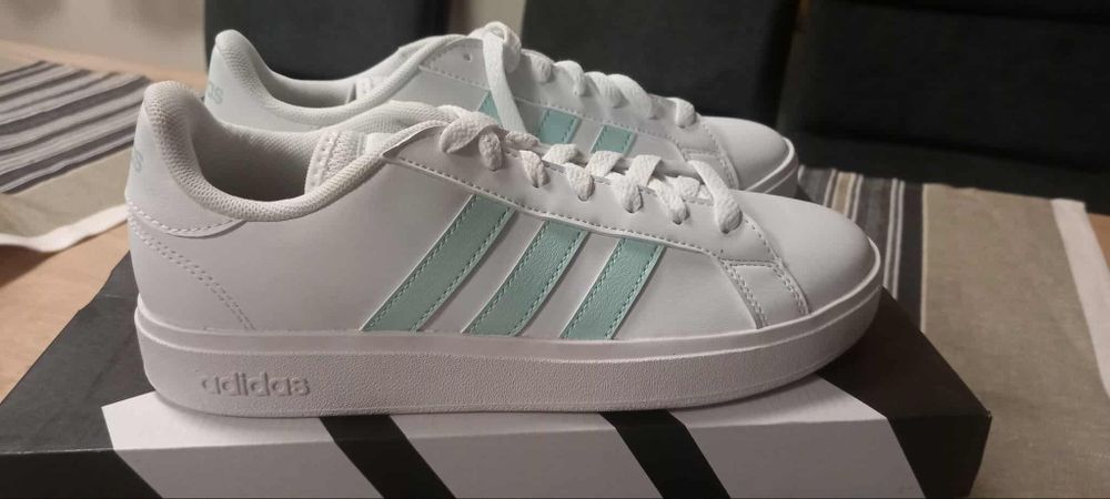 Дамски кецове Adidas