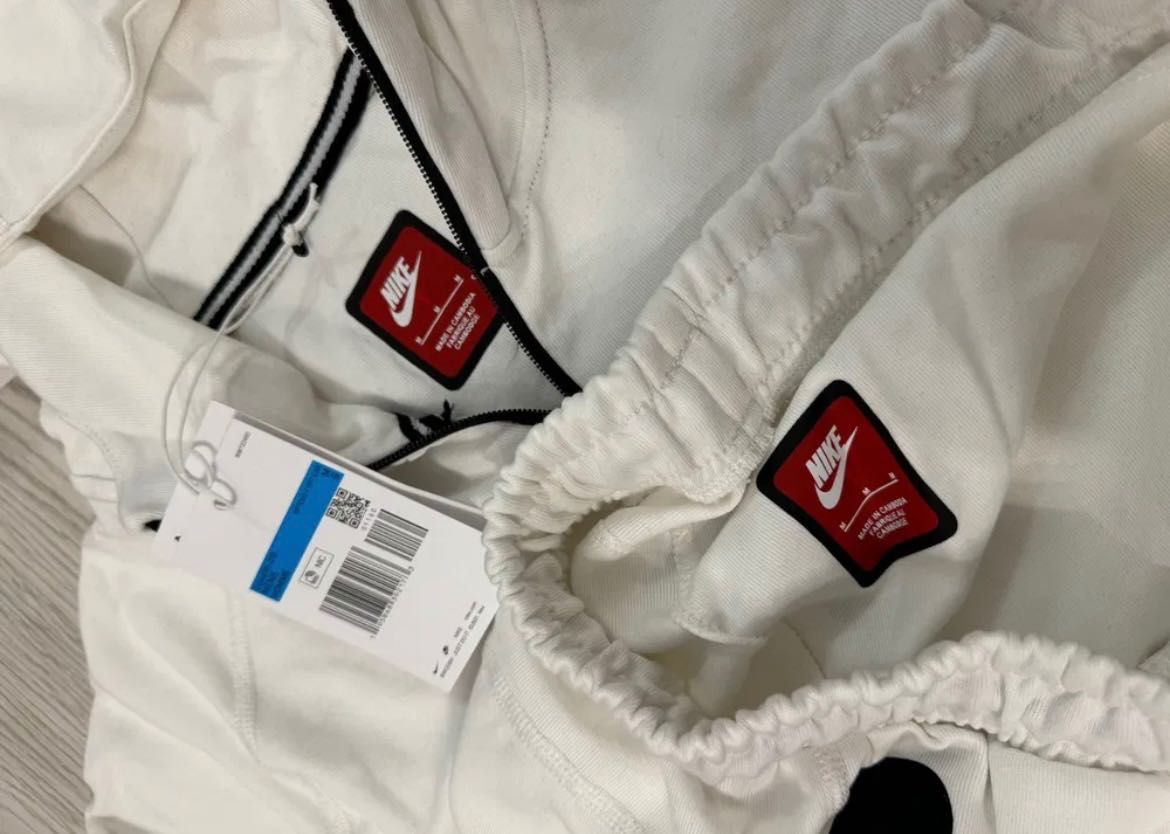 Vând Nike tech alb