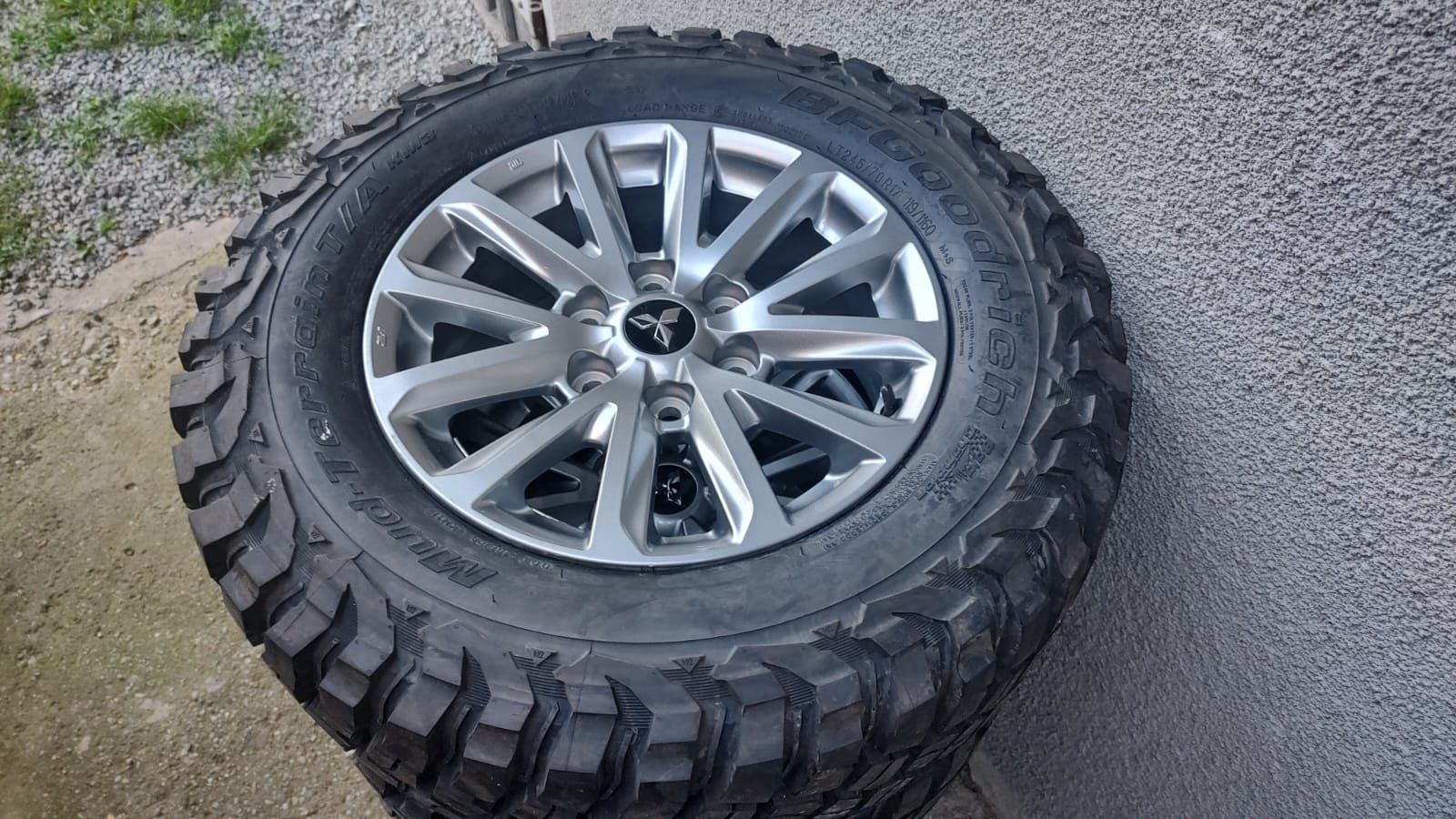 Jantele originale Mitsubishi L200 cu anvelope noi245/70/17