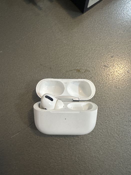 Продам кейс от airpods
