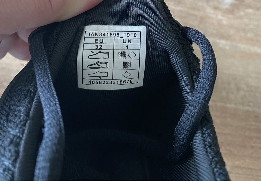 Vand papuci baieti, noi, marimea 32, negri, 60 lei