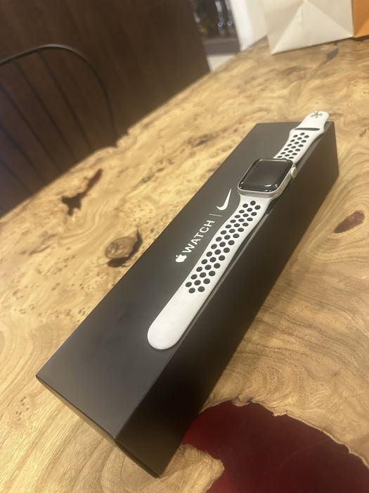 Apple watch series 5, nike sport band, 40 mm.