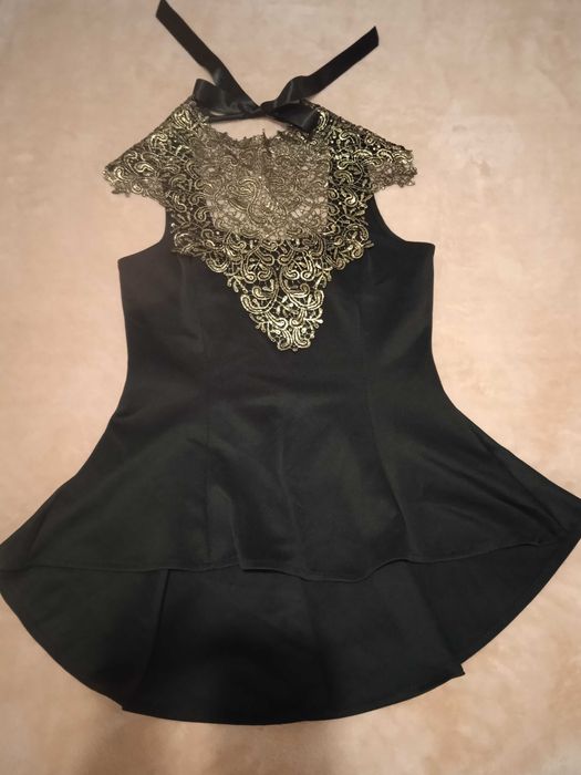 Bluza NOUA eleganta cu dantela aurie , cloșată din talie