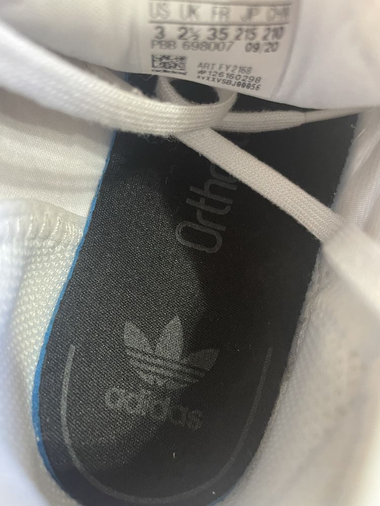 Adidasi Adidas marimea 35, albi, stare foarte buna, material:panza.