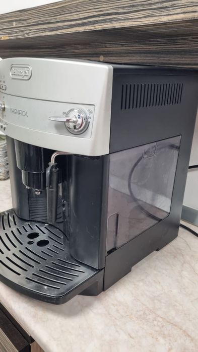 Vînd espresor DeLongi Magnifica