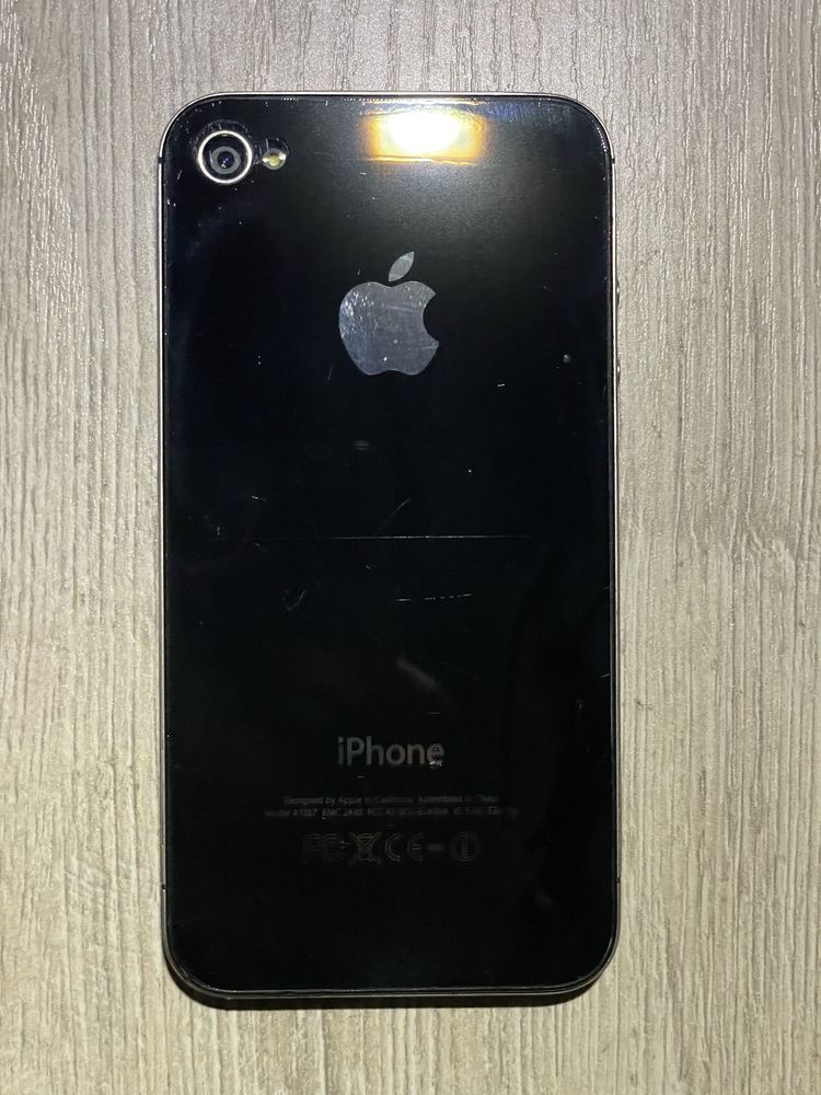 Iphone 4s xolati yili uchun ideal, chaqilgan qirilgan joyi yo’q