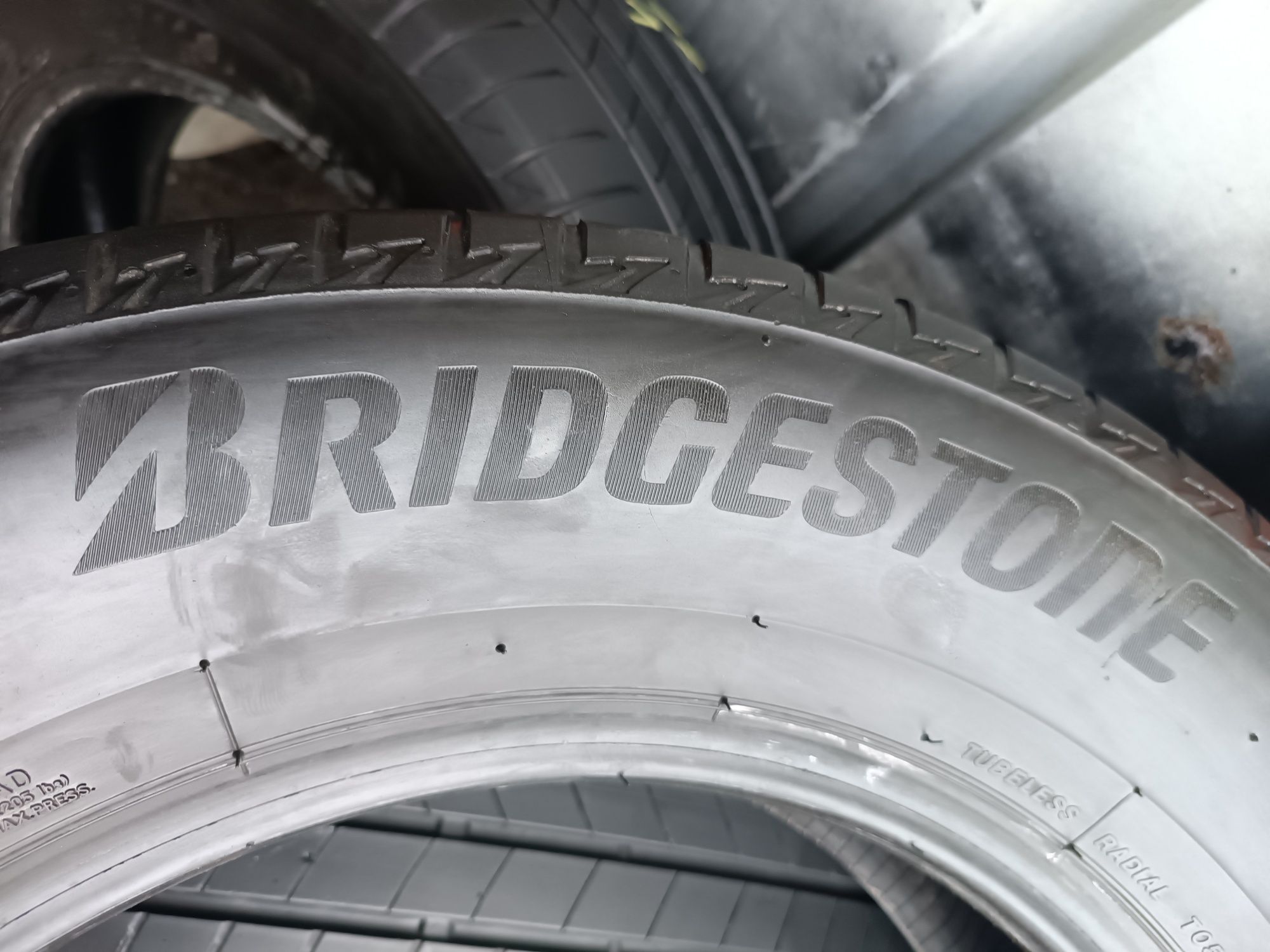 235/65/17 Bridgestone Дот 0521