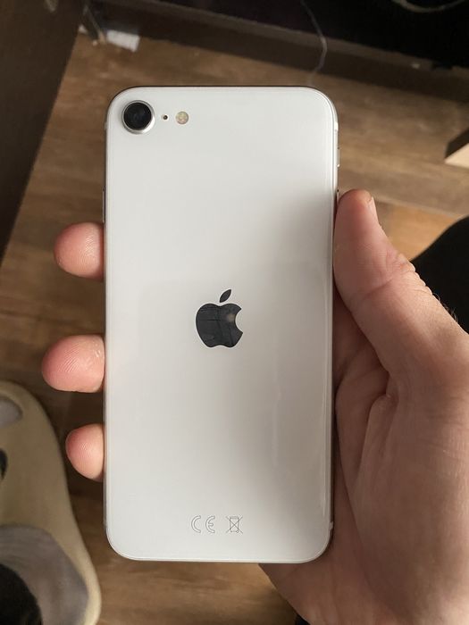 Продам Iphone SE 2020