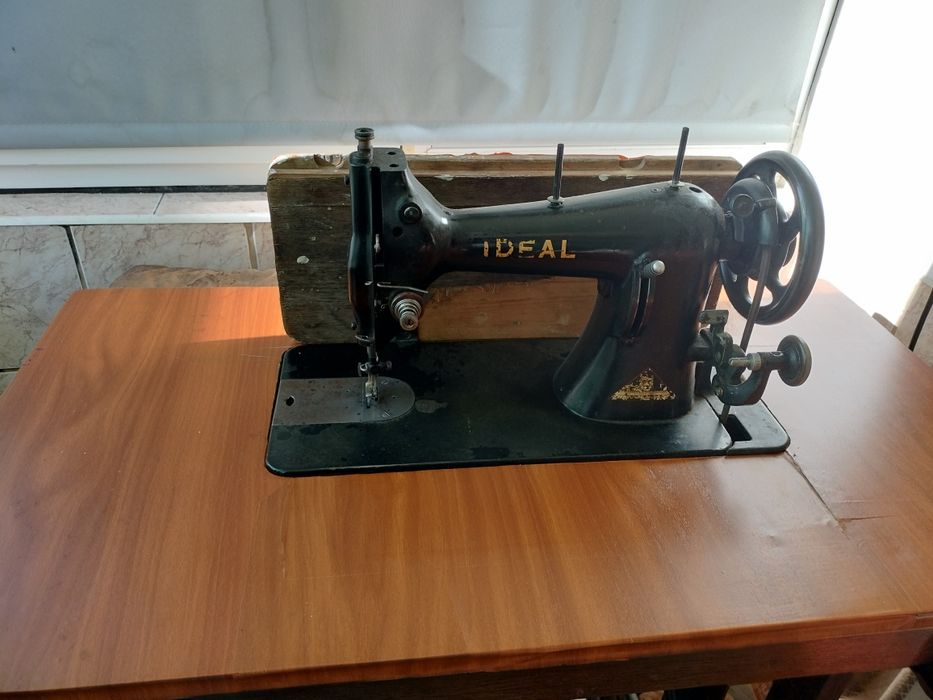 Mașina de cusut veche