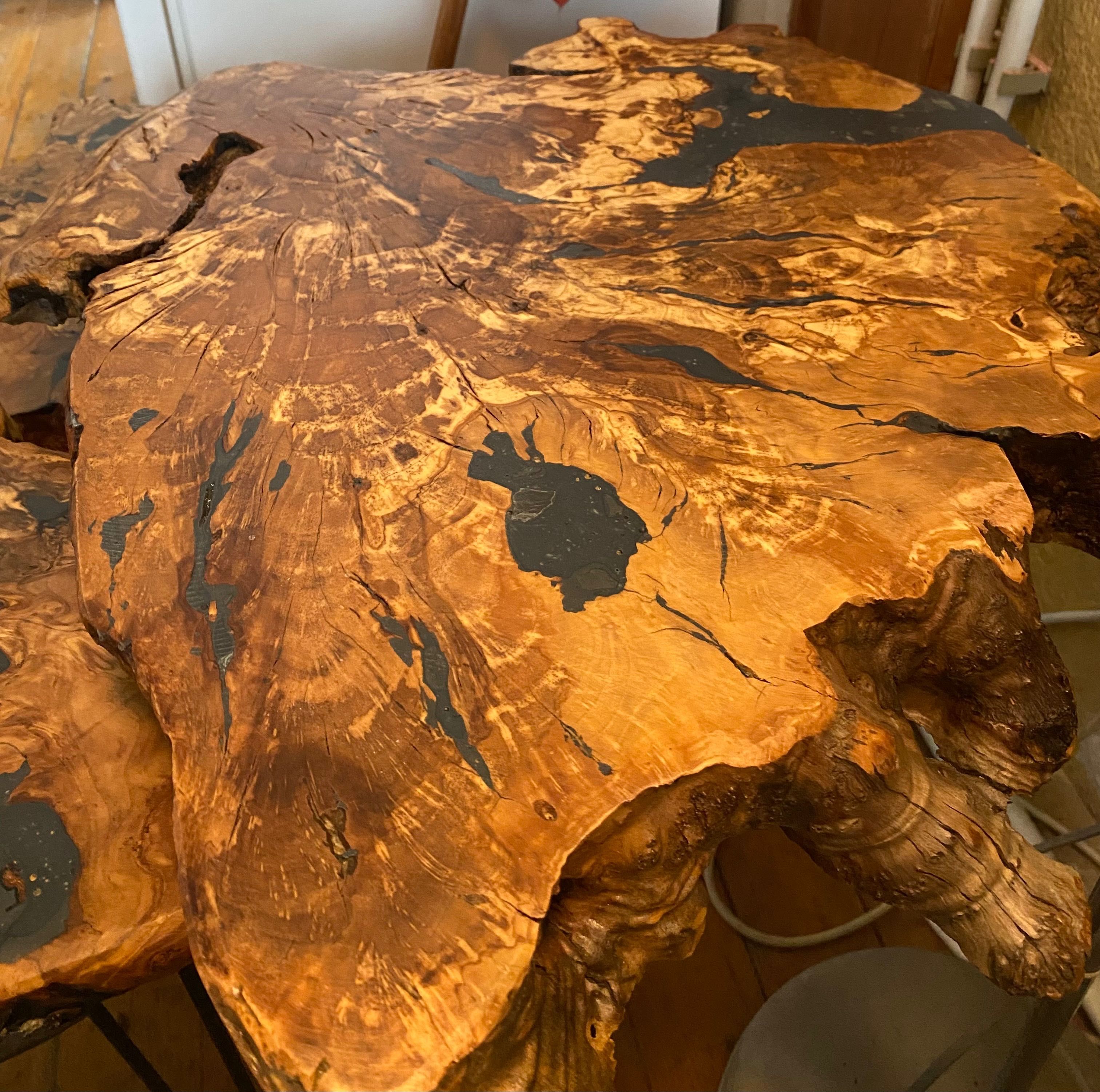 Уникална дизайнерска холна маса от дърво и смола.