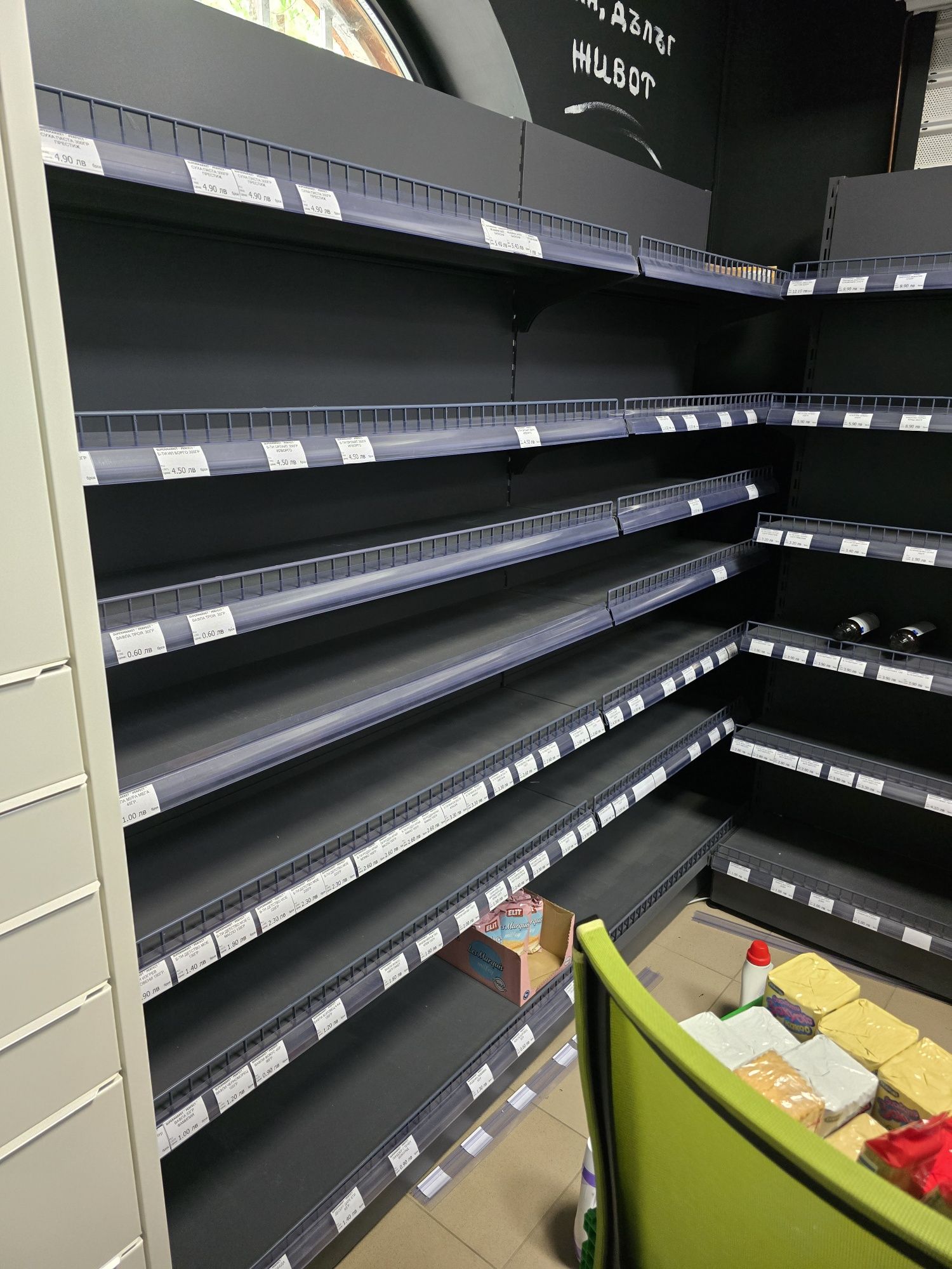 Продавам стелажи  за магазин