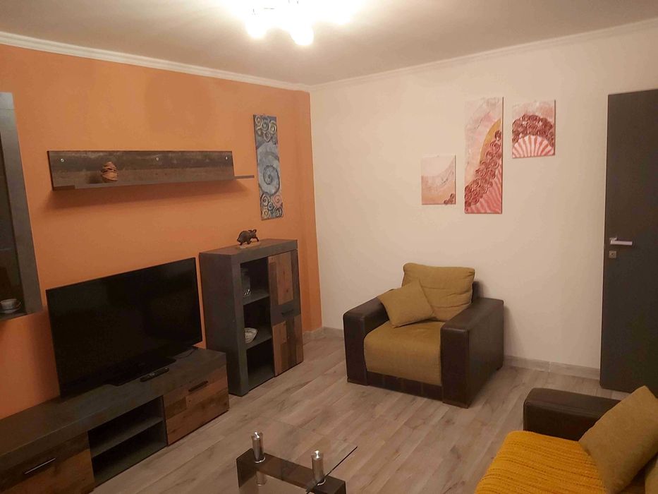 Inchiriez apartament 3 camere, decomandat, ultracentral, Pitesti