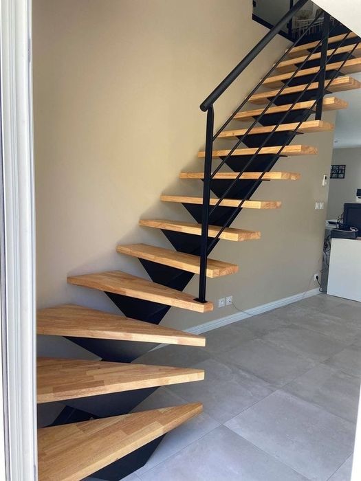 Scari interioare cu trepte de lemn