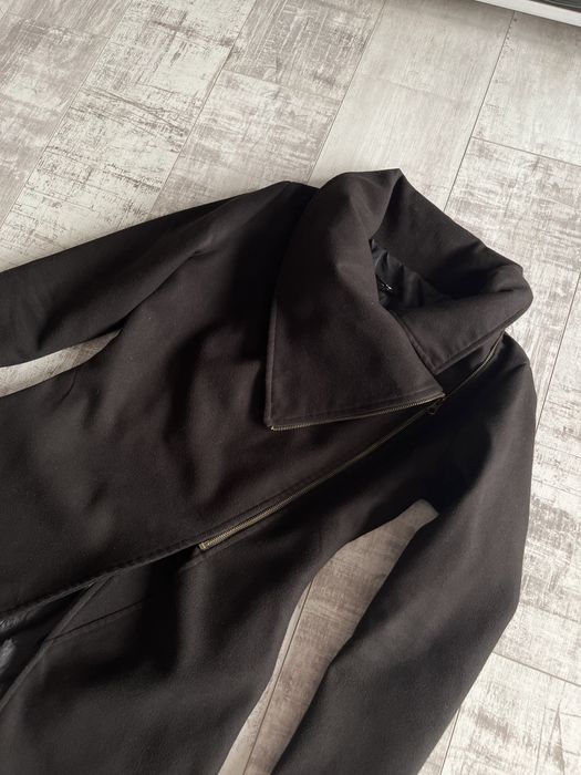 Черно вталено палто S