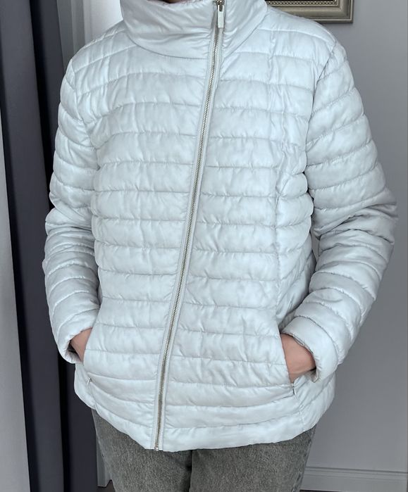 Vesta blana cu nasturi