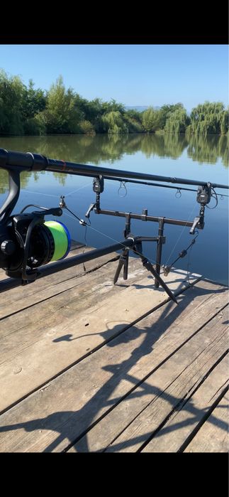 Se vinde combo pescuit 2lansete+2mulinete +(rod pod)