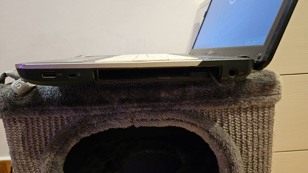 Fujitsu AH531 лаптоп