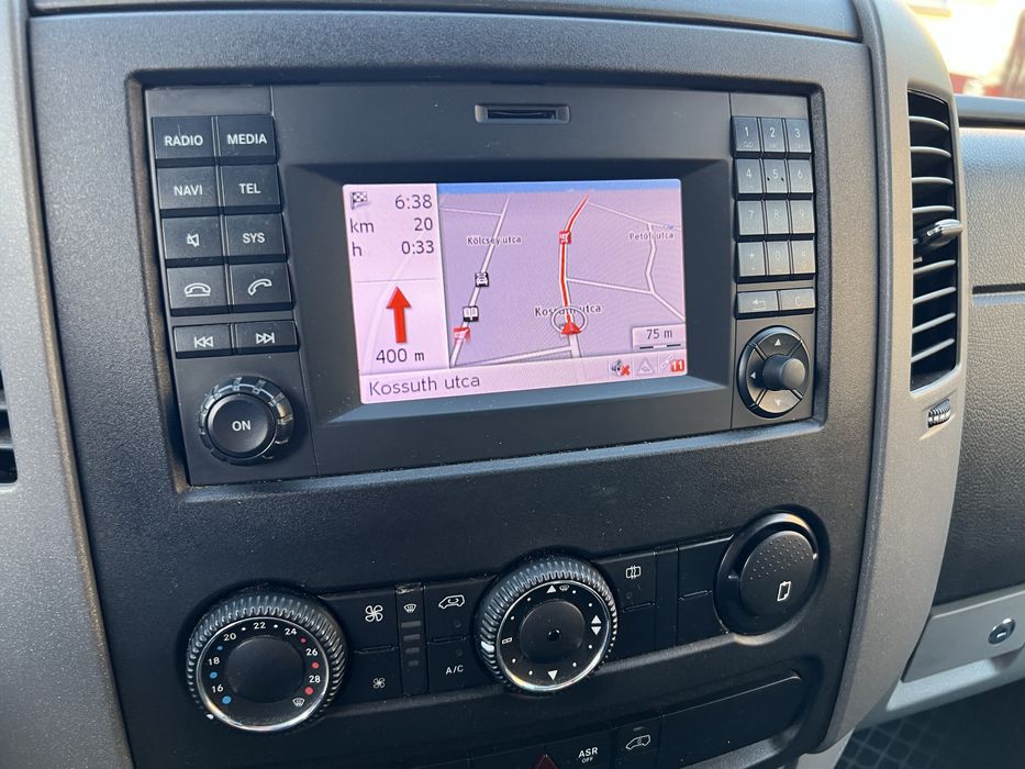 Mercedes basculabil in 3 parti