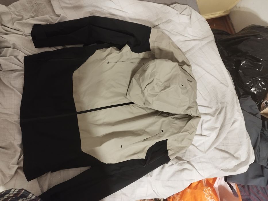 Vând pantaloni geci material impermeabil