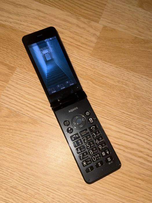 Sharp Aquos 601sh - Японски сгъваем телефон KEITAI