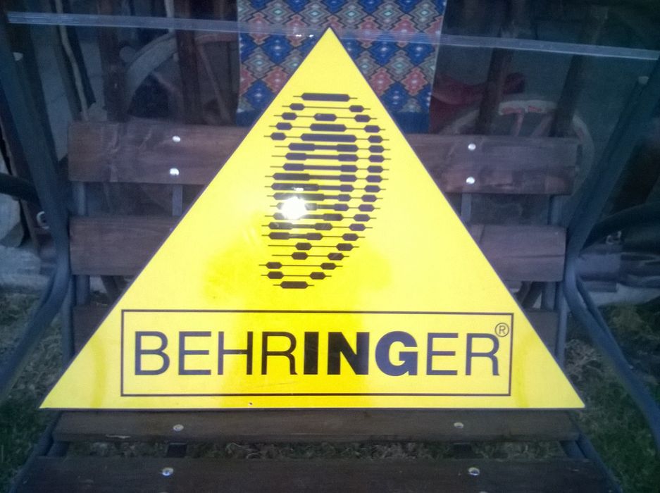 Голяма двустранна рекламна табела