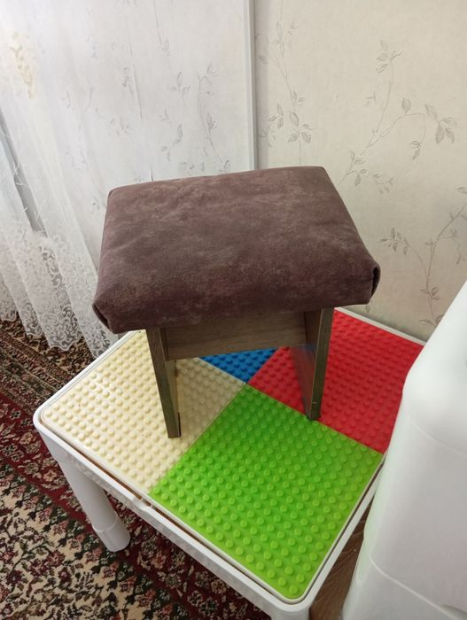 Продам столик Лего с пуфиком