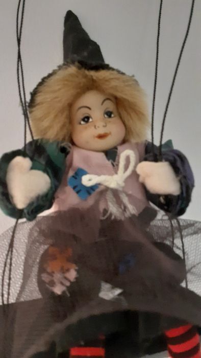 Păpușă de porțelan Mica vrăjitoare în leagăn