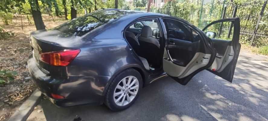 Vând Lexus IS 220