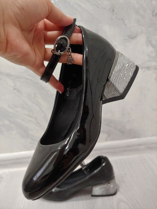 Продается туфли с ремешком