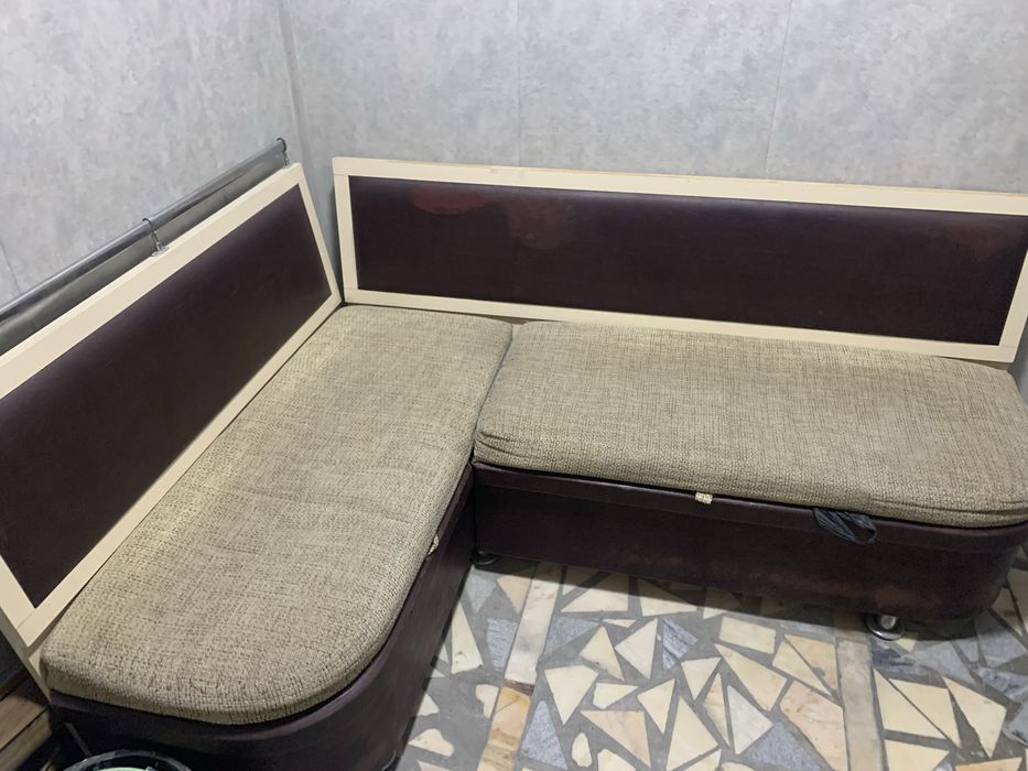 Диван б/у хохлаган жойиглага койурасла