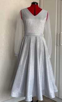 Блестящее белое платье