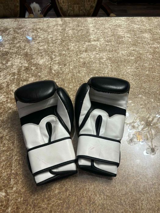 Боксови ръкавиши