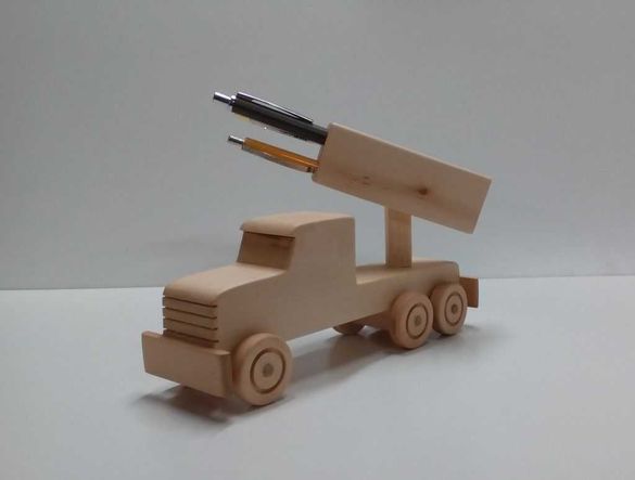 Декоративно камионче-моливник от дърво