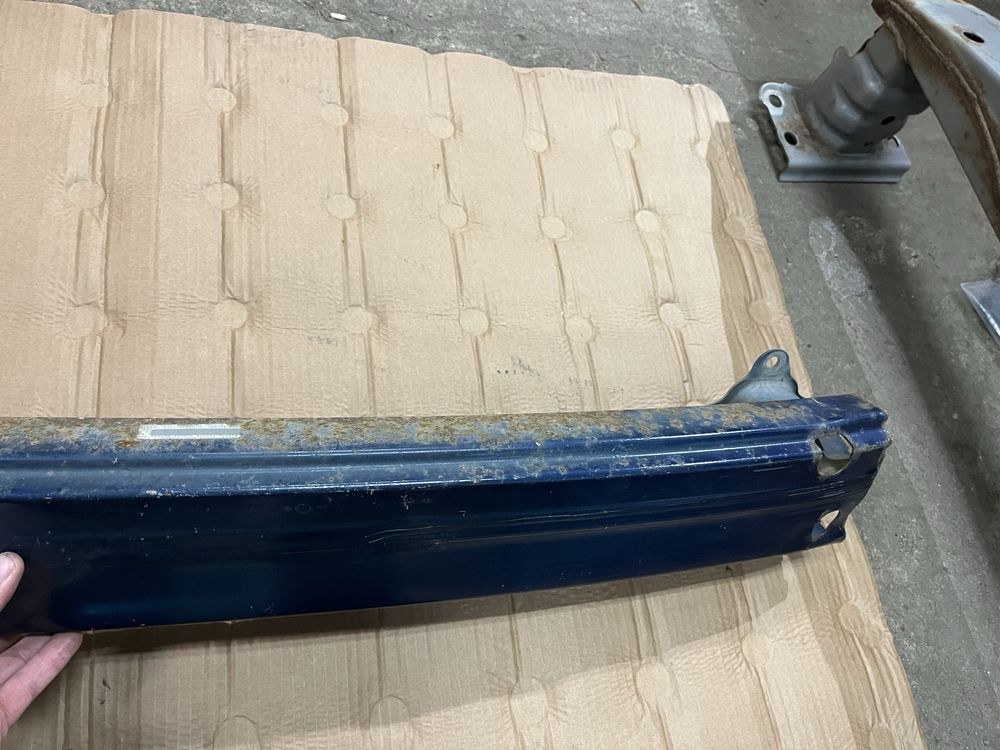 Гредата на задната броня за Toyota Corolla Verso 2003