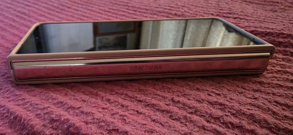 Samsung Galaxy Z Fold 4 12GB RAM 512GB Beige-само на малък дисплей!