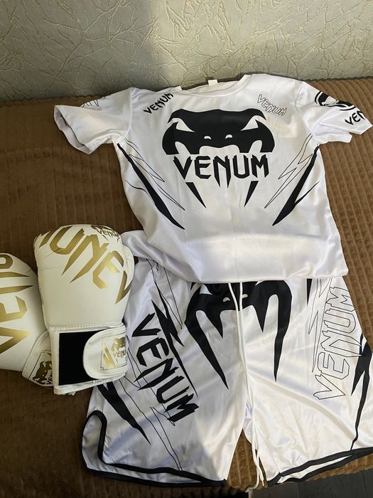 Костюм для единоборства и боксерские перчатки