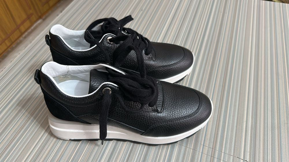 Продам кроссовки новые,кожанные ,турецкая обувь