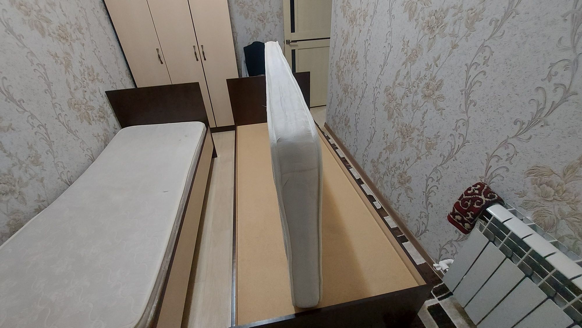 Продается  две кравати в ОТЛИЧНОМ  СОСТОЯНИИ.